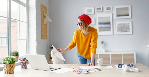 Jovem Artista Sorrindo Analisando Esboço Papel Enquanto Inclina Mesa Trabalhando — Fotografia de Stock