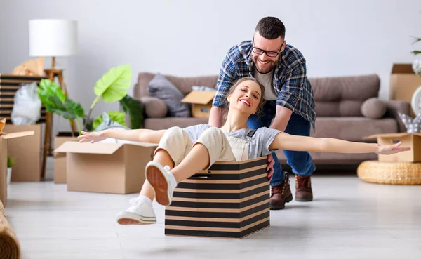 Een Gelukkig Jong Getrouwd Stel Verhuist Naar Nieuw Appartement — Stockfoto