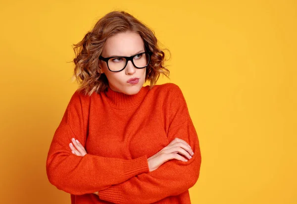 Joven Hembra Resentida Suéter Rojo Gafas Cruzando Brazos Pucheros Labios —  Fotos de Stock