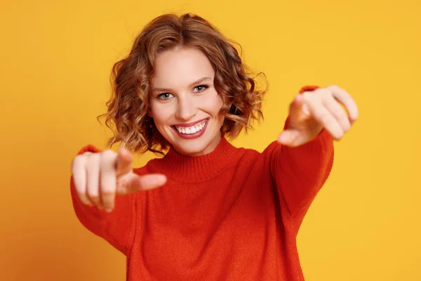 Jovem Feliz Camisola Vermelha Elegante Sorrindo Apontando Para Câmera Contra — Fotografia de Stock