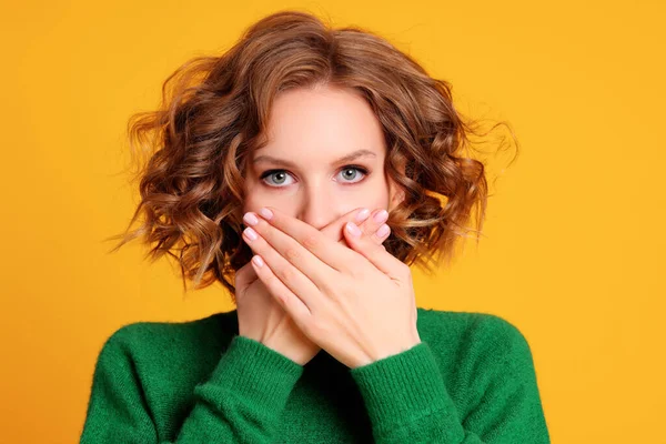 Verbaasde Jonge Vrouw Groene Trui Bedekken Mond Kijken Naar Camera — Stockfoto