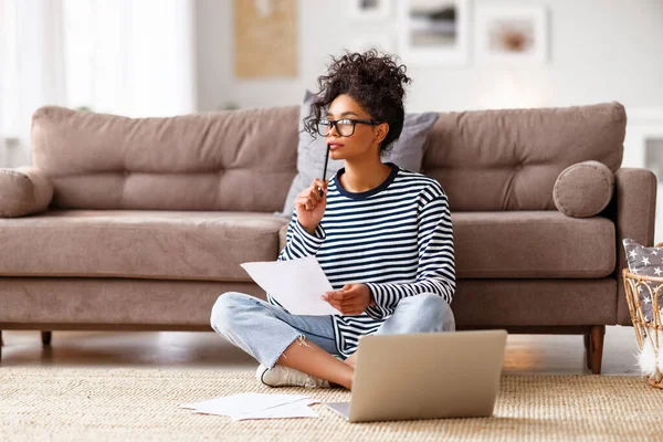 Mujer Joven Étnica Pensativa Gafas Leyendo Documento Pensando Mientras Está — Foto de Stock