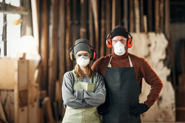 Couple Professional Carpenters Respirators Protective Goggles Headphones Looking Camera While — Stock Photo, Image