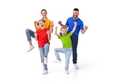 Neşeli ebeveynler ve yumruklarını sıkmış çocuklar stüdyoda beyaz arka planda zaferi kutluyorlar.