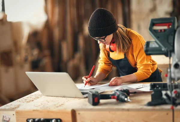 Jeune Artisan Spécialisée Concentrée Prenant Des Notes Dans Des Papiers — Photo