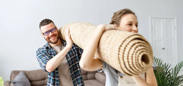 Cheerful Boyfriend Girlfriend Standing Carpet Looking Camera Moving New Flat — Stock Photo, Image