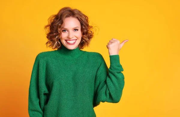 Joven Hembra Encantada Suéter Verde Moda Sonriendo Para Cámara Apuntando —  Fotos de Stock