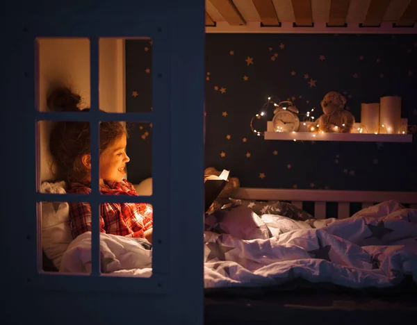 Zijaanzicht Van Gelukkig Meisje Glimlachend Het Lezen Van Sprookje Terwijl — Stockfoto