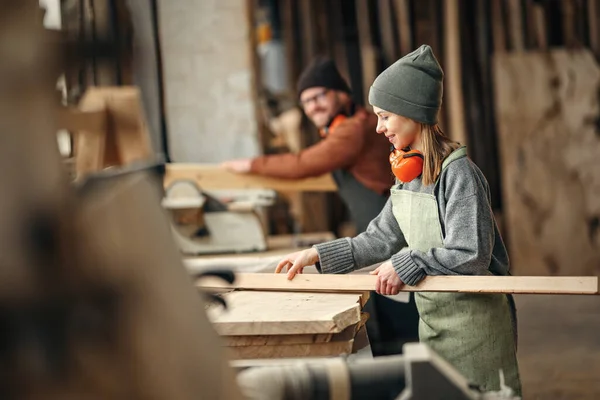 Sidovy Positiv Ung Kvinnlig Träarbetare Förkläde Som Arbetar Med Virke — Stockfoto