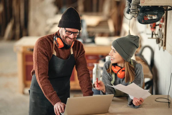 Hombre Mujer Positivos Delantales Con Auriculares Protectores Pie Cerca Mesa —  Fotos de Stock