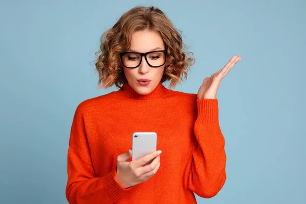 Mujer Joven Sorprendida Suéter Naranja Gafas Moda Leyendo Mensaje Inesperado —  Fotos de Stock