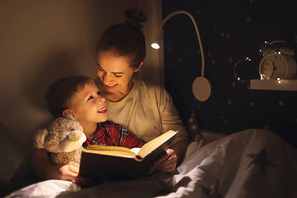 Feliz Familia Mujer Niño Abrazando Sonriendo Mientras Lee Libro Cama — Foto de Stock