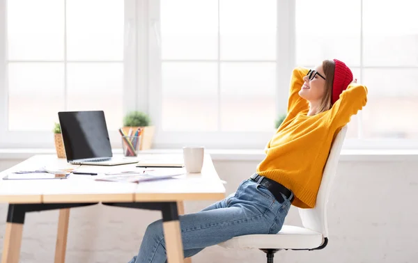 Zijaanzicht Van Gelukkige Jonge Vrouw Met Handen Achter Het Hoofd — Stockfoto