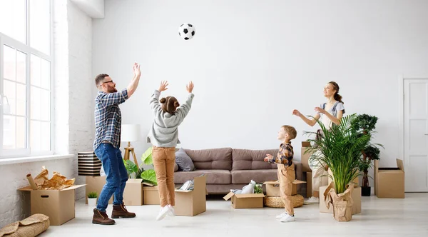 Szczęśliwi Rodzice Dzieci Bawią Się Piłką Nożną Nowym Przestronnym Mieszkaniu — Zdjęcie stockowe