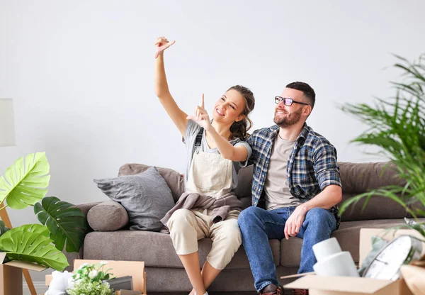 Couple Agréable Assis Sur Canapé Dans Nouvel Appartement Avec Des — Photo