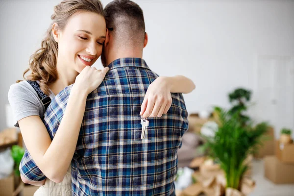 Conteúdo Jovem Casal Com Chaves Novo Apartamento Abraçando Enquanto Está — Fotografia de Stock