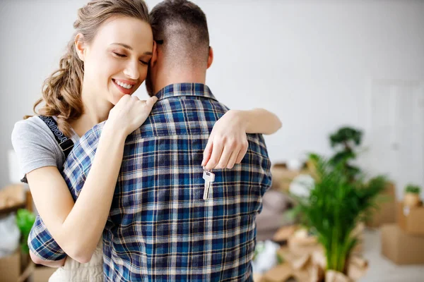 Contenido Joven Pareja Con Llaves Nuevo Apartamento Abrazando Mientras Está — Foto de Stock