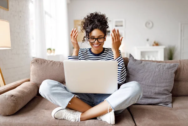 Glada Förvånad Etnisk Kvinna Ler Att Prata Med Online Vän — Stockfoto