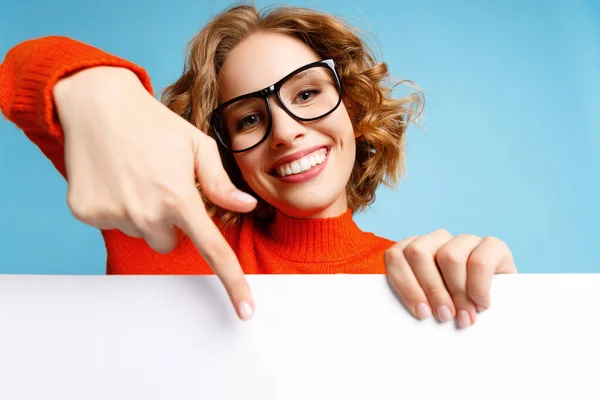 Joyeux Jeune Femme Souriant Pour Caméra Pointant Vers Bannière Vide — Photo