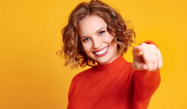 Jovem Feliz Camisola Vermelha Elegante Sorrindo Apontando Para Câmera Contra — Fotografia de Stock