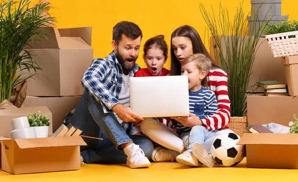 Sorprendidos Padres Hijos Navegando Por Portátil Buscando Una Nueva Casa — Foto de Stock