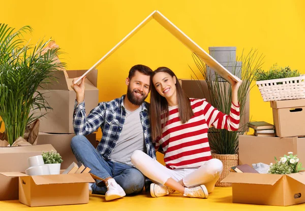 Volle Lichaam Van Vrolijke Jonge Getrouwde Echtpaar Zitten Tussen Verpakt — Stockfoto