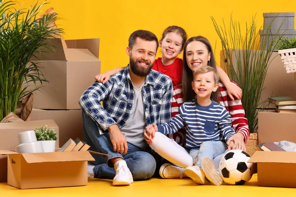 Família Jovem Feliz Pais Com Filho Filha Sentados Juntos Entre — Fotografia de Stock