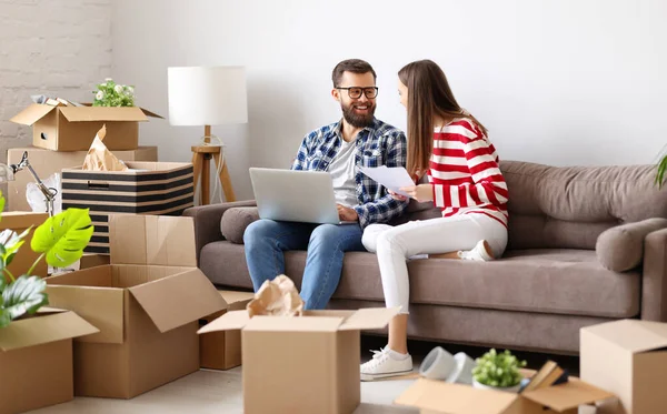 Happy Young Family Couple Laptop Papers Sitting Sofa Room Packed — Stock Photo, Image