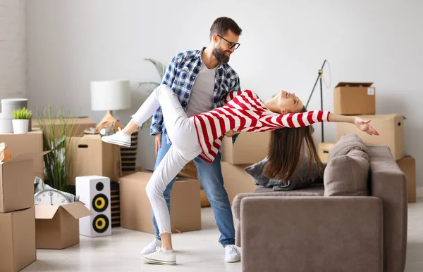 Corpo Inteiro Jovem Casal Animado Divertindo Dançando Enquanto Desfruta Relocação — Fotografia de Stock