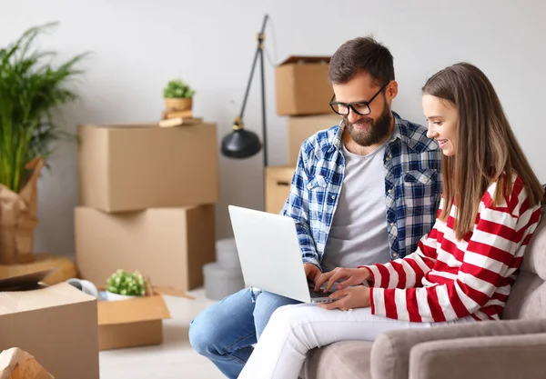 Positivo Joven Hombre Mujer Portátil Navegación Búsqueda Artículos Para Nuevo — Foto de Stock