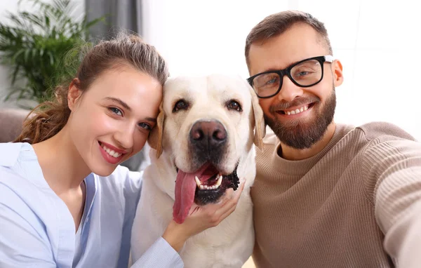 Glückliches Ehepaar Lächelt Und Macht Selfie Mit Seinem Lieblingshund Labrador — Stockfoto