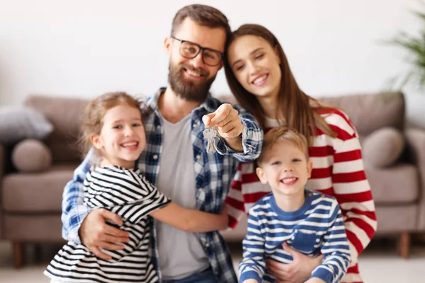 Soft Focus Cheerful Parents Kids Hugging Showing Keys New Flat — Stock Photo, Image