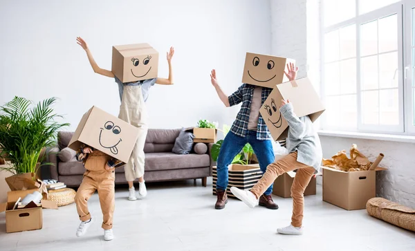Beztroska Rodzina Rodzice Dzieci Kartonowych Pudełkach Głowach Tańczące Nowym Przestronnym — Zdjęcie stockowe