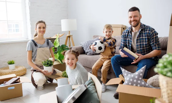 Encantados Padres Niños Desempacando Cajas Cartón Juntos Después Mudarse Nuevo — Foto de Stock