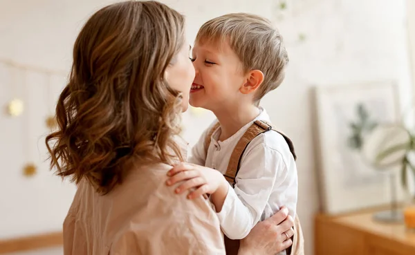 Familia Optimista Madre Sonriendo Tocando Las Narices Con Hijo Feliz — Foto de Stock