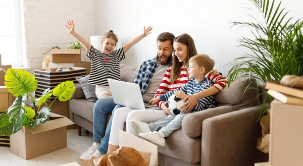 Feliz Família Animada Sentados Juntos Sofá Navegando Laptop Juntos Enquanto — Fotografia de Stock