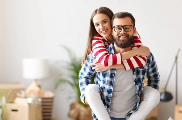 Glada Ung Man Ger Piggyback Rida Till Upphetsad Kvinna Samtidigt — Stockfoto