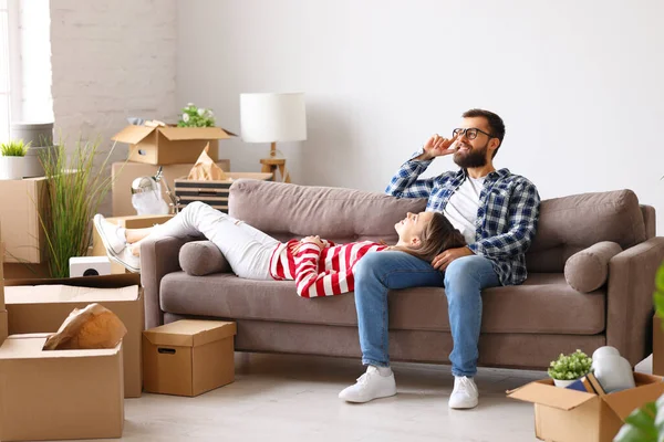 Feliz Jovem Casal Desfrutando Novo Apartamento Fazendo Planos Enquanto Descansa — Fotografia de Stock