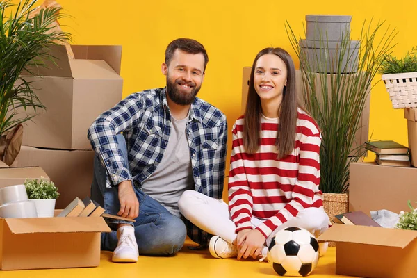 Full Body Cheerful Young Married Couple Sitting Packed Boxes Belongings — Stock Photo, Image