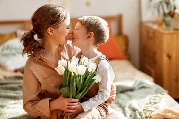 Madre Optimista Con Ramo Tulipanes Blancos Sonriendo Tocando Las Narices —  Fotos de Stock