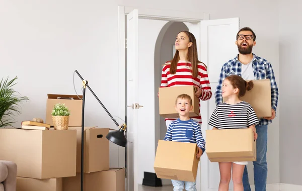 Amazed Parents Children Carton Boxes Looking Amazement While Entering New — Stock Photo, Image