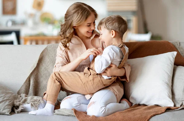 Delighted Volwassen Vrouw Glimlachen Kietelen Lachende Jongen Terwijl Chillen Bank — Stockfoto