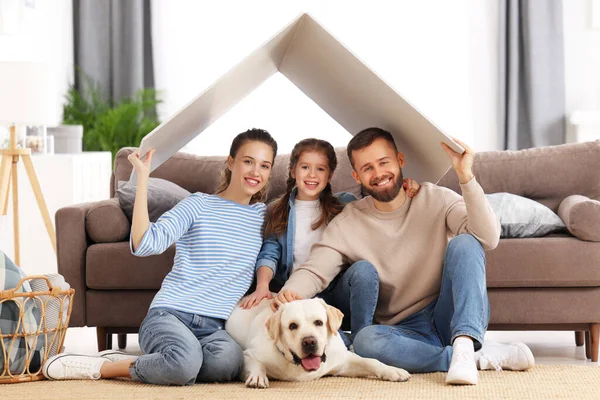 Familia Joven Con Niños Perro Sosteniendo Techo Sobre Las Cabezas —  Fotos de Stock