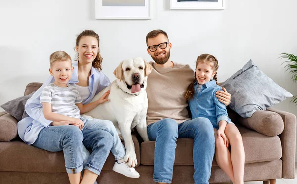 Feliz Brincalhão Pais Crianças Divertindo Brincando Com Cão Bonito Enquanto — Fotografia de Stock