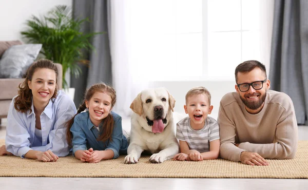 Lachende Moeder Vader Met Kleine Kinderen Schattige Rasechte Labrador Retriever — Stockfoto