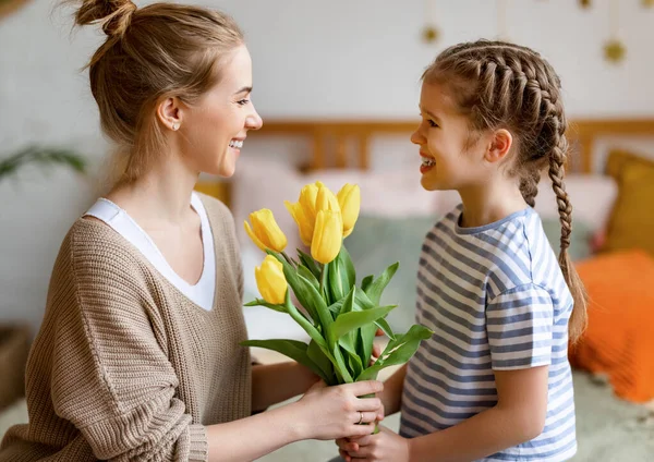 Side View Van Vrolijke Dochter Feliciteert Haar Moeder Met Moederdag — Stockfoto