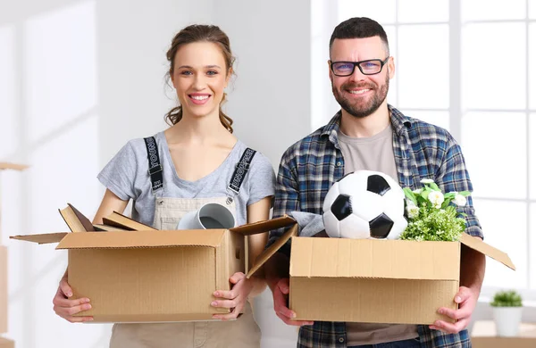 Gelukkige Jonge Man Vrouw Glimlachend Kijkend Naar Camera Terwijl Kartonnen — Stockfoto