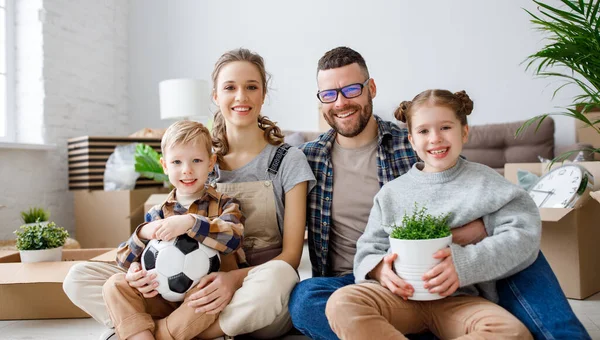 Delighted Family Parents Cute Kids Gathering Floor Living Room Unpacked — Stock Photo, Image