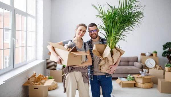 Contenido Joven Pareja Pie Con Cajas Cartón Maceta Nuevo Piso — Foto de Stock