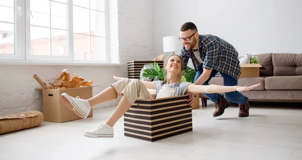 Ganzkörper Seitenansicht Positiver Junger Mann Schiebt Karton Mit Lachender Frau — Stockfoto